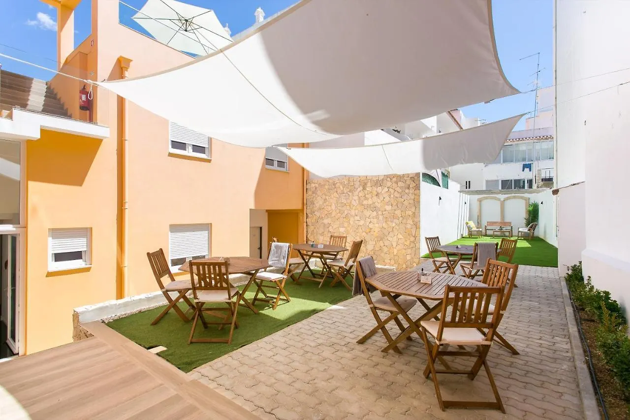 Casa Amarela Guesthouse 알부페이라 2*,