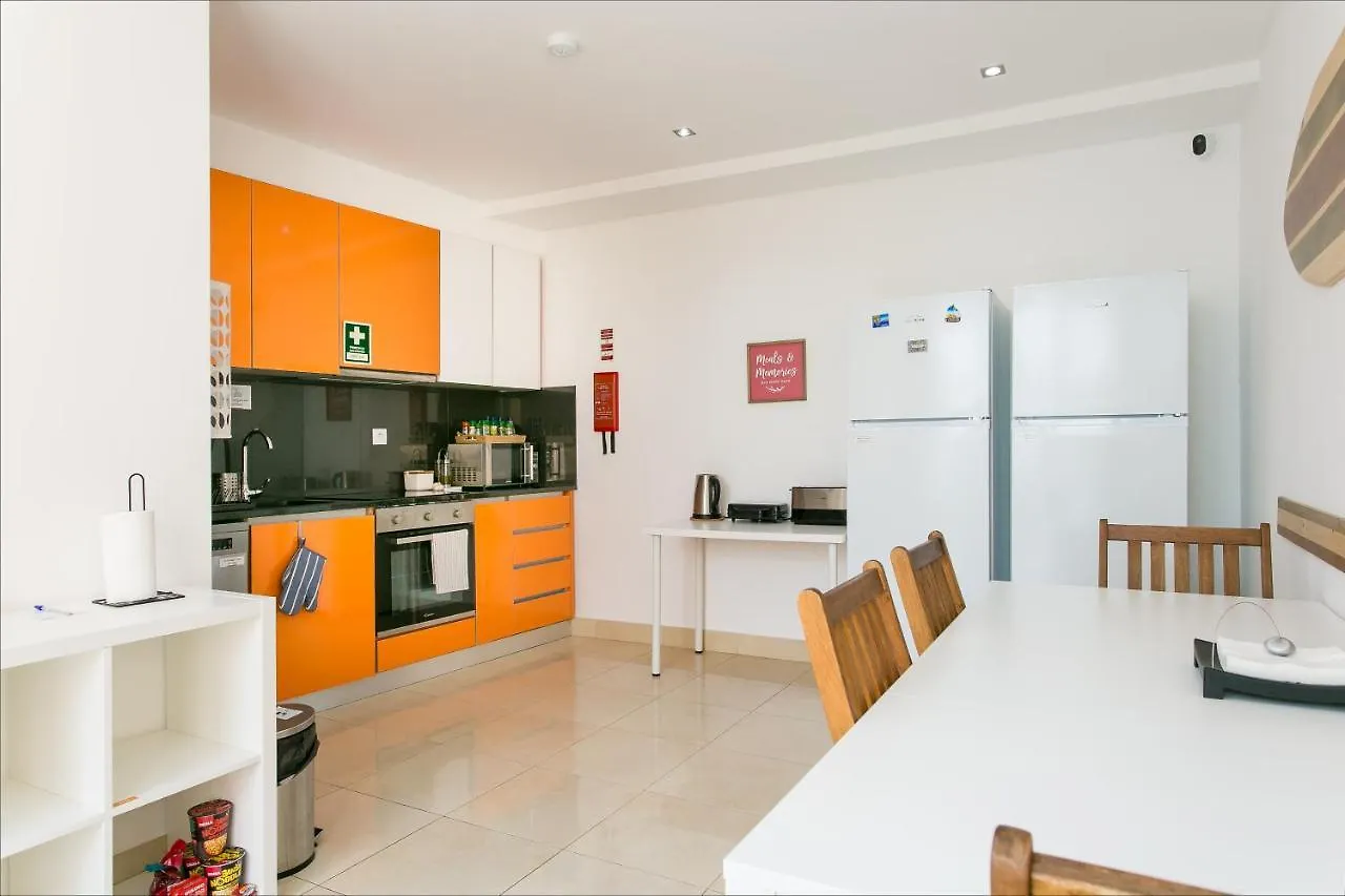Casa Amarela Guesthouse 알부페이라 2*,  포르투갈